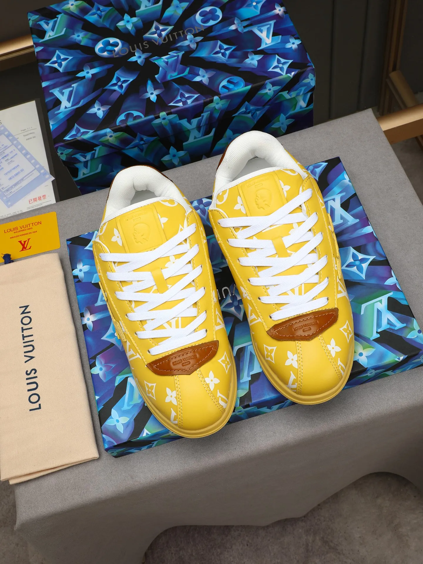 Men's Men's Shoes 💰500 LV Louis Vuitton L Jialu Brand Runner Tatic Series Thick-soled Casual Sports Shoes Running Shoes Original purchase, development, production This LV Runner Tatic sports shoe combines technical materials such as mesh fabric and ribbons to interpret the inspiration of traditional mountaineering shoes. LV letters are written on one side, the lariat buckle of the quick lacing system is embellished with Monogram flowers and Louis Vuitton logos, and the light and wear-resistant rubber outsole completes the whole. ▪️Fabric: Original imported cowhide + mesh ▪️Inner lining: Original customized breathable mesh ▪️Sole: Original open-molded anti-slip rubber combination material ▪️Size: Men's 40-44 (45 46 customized)